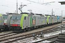 Am verschneiten 19.01.2017 stand Re 486 509 zusammen mit Re 486 502, Rpool/BLSC 187 003-9  Hans-Werner  und weiteren BLSC-Maschienen abgestellt im Badischen Bahnhof von Basel und warteten auf ihre nächsten Leistungen.