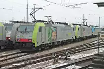 Am verschneiten 19.01.2017 stand Re 486 509 zusammen mit Re 486 502, Rpool/BLSC 187 003-9  Hans-Werner  und weiteren BLSC-Maschienen abgestellt im Badischen Bahnhof von Basel und warteten auf ihre nächsten Leistungen.