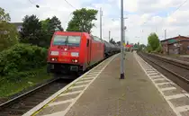 185 276-3 DB kommt mit einem Kesselzug aus Köln nach Süden und kommt aus Richtung Köln und fährt durch Roisdorf bei Bornheim in Richtung Bonn,Koblenz. 
Aufgenommen vom Bahnsteig in Roisdorf bei Bornheim. 
Bei schönem Sonnenschein und Wolken am Nachmittag vom 1.5.2018.