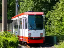 Eine Duewag M8C von der Stadtwerke Krefeld mit der Wagennummer 843 an der Haltestelle 'Edelstahlwerk Tor 3'. | Mai 2018