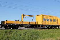 Begegnung der besonderen Art: Auf der KBS 651 Rhein-Main-Bahn bei Braunshardt begegnete mir am 7.5.2018 während einer Überführung  Katharina die Große  Bettungsreinigungszug RPM-RS-900 der Firma SGL Spitzke Logistik GmbH. Hier zu sehen Niederbordwagen der Gattung Res, Wagennummer 37 80 3947 040-6 mit Container und Ladekran.
Bild 14 von 24 