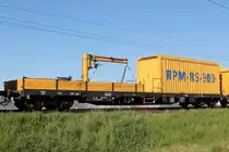 Begegnung der besonderen Art: Auf der KBS 651 Rhein-Main-Bahn bei Braunshardt begegnete mir am 7.5.2018 während einer Überführung  Katharina die Große  Bettungsreinigungszug RPM-RS-900 der Firma SGL Spitzke Logistik GmbH. Hier zu sehen Niederbordwagen der Gattung Res, Wagennummer 37 80 3947 040-6 mit Container und Ladekran.
Bild 14 von 24 