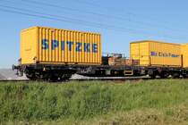 Begegnung der besonderen Art: Auf der KBS 651 Rhein-Main-Bahn bei Braunshardt begegnete mir am 7.5.2018 während einer Überführung  Katharina die Große  Bettungsreinigungszug RPM-RS-900 der Firma SGL Spitzke Logistik GmbH. Hier zu sehen Niederbordwagen der Gattung Res, Wagennummer 37 80 3947 042-2 mit 2 Container und Beladung.
Bild 16 von 24 