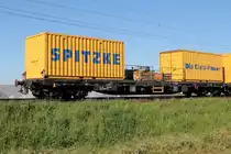 Begegnung der besonderen Art: Auf der KBS 651 Rhein-Main-Bahn bei Braunshardt begegnete mir am 7.5.2018 während einer Überführung  Katharina die Große  Bettungsreinigungszug RPM-RS-900 der Firma SGL Spitzke Logistik GmbH. Hier zu sehen Niederbordwagen der Gattung Res, Wagennummer 37 80 3947 042-2 mit 2 Container und Beladung.
Bild 16 von 24 