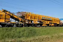Begegnung der besonderen Art: Auf der KBS 651 Rhein-Main-Bahn bei Braunshardt begegnete mir am 7.5.2018 während einer Überführung  Katharina die Große  Bettungsreinigungszug RPM-RS-900 der Firma SGL Spitzke Logistik GmbH. Hier zu sehen die Materialförder- und Siloeinheit MFS-100, D SPAG 99 80 9552 554-4 mit der Nummer 20. Bild 17 von 24 