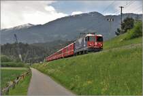 RE1749 nach Disentis/Mustér mit Ge 4/4 II 627  Reichenau-Tamins  nach der Verzweigung in Reichenau-Tamins. (07.05.2018)