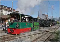 50 Jahre Blonay - Chamby; Mega Steam Festival: Am Freitag, den 11. Mai fand für vorab angemeldete Teilnehmer eine Foto- und Filmfahrt statt. Dies war für mich kein Thema, da ich arbeiten musste. Hingegen nutzte ich die Gelegenheit, die Abfahrt der zahlreichen Dampfloks in Blonay zu fotografieren. Acht Dampflok standen in Blonay! Auf dieses Bild passten folgende (B-C Bezeichnungen): FP 4 (1900), TS 60 (1898) die gerade wegfahren und den Blick auf die LEB 5 (1890) freigeben, im Hintergrund warten die CFF 208 (1913), die SEG 105 (1918) die CP E 164 (1905) und die FO 4 (1913). Nicht im Bild, bzw verdeckt ist die JS 909/BAM 6 (1901)
11. Mai 2018
