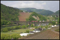Ein zweiteiliger ET 442 überquert am 29.4.2018 um 10.30 Uhr die Moselbrücke in Bullay.