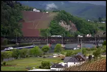 Etwas verloren wirkt der VT der Moselweinbahn auf der Moselbrücke in Bullay. Am 29.04.2018 kam er um 10.17 Uhr aus Traben Trabach nach Bullay, als die Nulli Cedo gerade unter der Brücke durchfuhr.