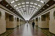 Zwischen den Plattformen: Die Bahnsteighalle der Station  Narwskaja  der Linie 1 der Metro St. Petersburg, 16.09.2017