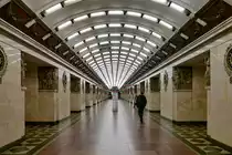 Zwischen den Plattformen: Die Bahnsteighalle der Station  Narwskaja  der Linie 1 der Metro St. Petersburg, 16.09.2017
