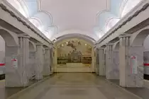 Auch am Ende des Bahnsteigs der Metro-Station Baltijskaja in St. Petersburg befindet sich ein prächtiges Wandmosaik, 16.09.2017 