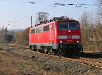 111 095 kam am 17.03.2016 als Tfzf in Fahrtrichtung Norden über die KBS 613. Aufgenommen am BÜ zwischen Eltmannshausen und Oberhone.