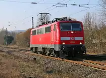111 095 kam am 17.03.2016 als Tfzf in Fahrtrichtung Norden über die KBS 613. Aufgenommen am BÜ zwischen Eltmannshausen und Oberhone.