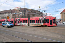 Duewag/Siemens NGT8, Wagen 1119 mit Sternburg-Werbung, der Leipziger Verkehrsbetriebe (LVB) als Linie 1 von Leipzig-Lausen nach Leipzig-Mockau, Post, erreicht die Haltestelle Hauptbahnhof. [24.3.2018 | 13:44 Uhr]