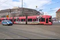 Duewag/Siemens NGT8, Wagen 1119 mit Sternburg-Werbung, der Leipziger Verkehrsbetriebe (LVB) als Linie 1 von Leipzig-Lausen nach Leipzig-Mockau, Post, erreicht die Haltestelle Hauptbahnhof. [24.3.2018 | 13:44 Uhr]