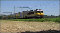 Die 1780 der NS ist mit ihren Doppelstockwagen in Richtung Sittard unterwegs. Hier bildlich festgehalten am BÜ bei Sint Joost unweit von Echt. Datiert vom 07.Mai 2018. 