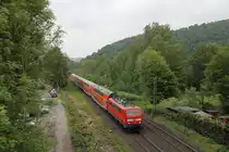 111 125 mit dem RE 4 von Dortmund nach Aachen, wenige Meter vor dem nächsten Halt Ennepetal.
Aufgenommen am 10. Mai 2018 in Ennepetal.