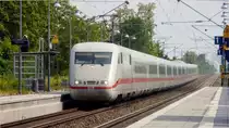 Ein 401er fährt als ICE 596 nach Berlin durch den Haltepunkt Bobstadt. Aufgenommen am 12. Mai 2018.