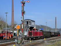 Eine spontane La-Ola-Welle für den einfahrenden Pendelzug mit der museumseigenen Diesellokomotive 212 007-9. (Eisenbahnmuseum Bochum-Dahlhausen, April 2018)