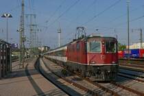 Nachdem Re 4/4 II 11144 am 21.04.2018 die Wagen des IC 482 von Zürich nach Singen gezogen hatte, abgekuppelt wurde und die Wagen umfahren hatte, schiebt die Lok diese von Gleis 5, um die Wagen anschließend auf Gleis 3 ziehen zu können. Grund für die vier Rangierfahrten ist die Bereitstellung des Zuges auf Gleis 3, um eine dreiviertel Stunde später von dort aus als IC 381 nach Zürich fahren zu können.