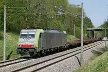 Nach dem Start in Singen am 21.04.2018 befindet sich bei Gottmadingen 486 508 der bls cargo mit den leeren Wagen der Gattung Rs auf der Fahrt nach Dunkerque (F).