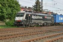 Am Freitagabend hatten Stefan Hochstetter und ich uns kurzzeitig in Rheydt getroffen und so konnten wir die 189 284 der SBB-Cargo mit der Aufschrift Alpäzähmer durch Rheydt gefahren. Hier ist sie aus Odenkirchen kommend zu sehen. 11.5.2018