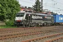 Am Freitagabend hatten Stefan Hochstetter und ich uns kurzzeitig in Rheydt getroffen und so konnten wir die 189 284 der SBB-Cargo mit der Aufschrift Alpäzähmer durch Rheydt gefahren. Hier ist sie aus Odenkirchen kommend zu sehen. 11.5.2018