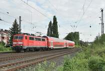 Auf Dienstfahrt ist die 111 143-4 mit zwei Dostockwagen, als sie am Freitag den 11.5.2018 durch Rheydt Hbf gen Mönchengladbach unterwegs ist.