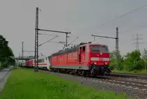 Mit einem PbZ in dem die 120 151-6 und 120 159-9 samt einer Reihe IC Wagen durch Lintorf gen Ratingen am heutigen Samstagnachmittag den 12.5.2018