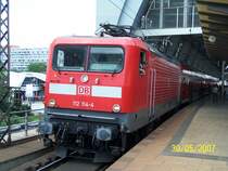 112 114 vor einem RE1 von Brandenburg/H. nach Frankfurt/O. am Bhf. Berlin-Alexanderplatz.
