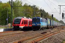 Die Vectron der CD 383 007-2 überholt mit einem KLV-Zug den LINT 41 (648 611-1) am 25.04.2018 auf dem Bahnhof Nassenheide.