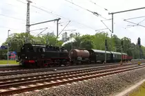 Der kleine Vampir auf der Heimfahrt von Basdorf nach Mecklenburg.
Die 131.060 hat eine kurze Zwangspause am 12.05.2018 im Bahnhof Nassenheide.
