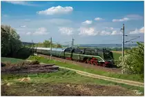 Die wunderschöne DR 18.201 fährt mit dem Sonderzug SR 19783 von Passau Hbf nach Wien Hbf, von mir fotografiert nahe Böheimkirchen.
Die Schnellzuglokomotive 18.201 der Deutschen Reichsbahn entstand 1960 bis 1961 im Reichsbahnausbesserungswerk Meiningen, aus Teilen der 61 002, dem Schlepptender der 44 468  Teilen der H 45 024 und einer Lokomotive der Baureihe 41. Mit 182,4 km/h Höchstgeschwindigkeit, ist sie eine der schnellsten betriebsfähigen Dampflokomotiven der Welt.(Quelle Wiki)
11.05.2018