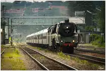 Die wunderschöne DR 18.201 fährt mit dem Sonderzug SR 19783 von Passau Hbf nach Wien Hbf, hier bei der Durchfahrt durch den Bahnhof Tullnerbach-Pressbaum.
Die Schnellzuglokomotive 18.201 der Deutschen Reichsbahn entstand 1960 bis 1961 im Reichsbahnausbesserungswerk Meiningen, aus Teilen der 61 002, dem Schlepptender der 44 468  Teilen der H 45 024 und einer Lokomotive der Baureihe 41. Mit 182,4 km/h Höchstgeschwindigkeit, ist sie eine der schnellsten betriebsfähigen Dampflokomotiven der Welt.(Quelle Wiki)
11.05.2018