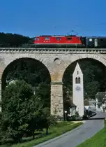 SBB: Nicht erkennbare Re 4/4 II mit Viadukt und Kirche von Rümlingen im Mai 1994.
Foto: Walter Ruetsch