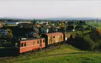 RBS/SZB: SZB Güterzug im allerletzten Sonnenlicht
De 4/4 103 mit gemischter Güterlast zwischen Bätterkinden und Lohn-Lüterkofen unterwegs im November 1994.
Auch die schönen Zeiten als bei der SZB noch täglich Rollbockzüge im Einsatz standen gehören längst zur Vergangeheit.
Foto: Walter Ruetsch