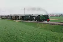 RBS/SZB: Verstärkter SZB Dampfzug mit der G 2/2 101 (ex MEG) bei Biberist im Mai 1994. Schiebedienst leistete der CFe 4/4 11  Hoschtet Schnägg .
Auf dem gesamten Streckennetz vom RBS sind Dampffahrten längst Geschichte.
Foto: Walter Ruetsch 