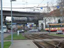 Ziemlich viel Vehrkehr! auf der Stra�enbahntrasse zum Rheinhafen begegnen sich soeben zwei  5er . Aus W�rth am Rhein kommend zeigt sich AVG Triebwagen Nr. 820. Und auf der B 10 rauschen Lastwagen und Autos in Richtung Pforzheim bzw. Neustadt.