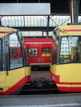 Jung und Alt.
Zwei AVG Triebwagen im Karlsruher Hauptbahnhof.