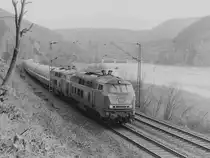 Bei Eberbach-Rockenau kommt ein Sch�lersonderzug zur�ck ins Saarland, gezogen von den beiden 218 369 und 218 376 am 14.4.1994. Im Hintergrund ist der �ber die Ufer getretene Neckar zu erkennen, so das die Bundesstra�e 37 auch �berflutet war und die Bahn das einzige Verkehrsmittel war mit dem man G�ter und Personen bef�rdern konnte.
Besten Dank f�r das Bild an Rudolf Pavel.