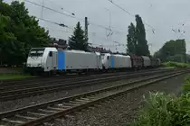 Die für Lineas fahrenden Railpoolloks 186 445-2 und die kalt mitfahrende 186 447-3 kommen mit einem langen Mischer von Odenkirchen in Rheydt eingefahen. 13.5.2018