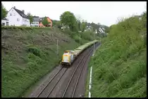 V 150.04 der SGL kam am 29.04.2018 um 16.01 Uhr mit einem Kippwagen Zug Richtung Trier durch den Einschnitt in Föhren.