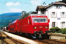 OeBB/SZU: SZU AUF FREMDEN GELEISEN
Regionalzug Balsthal-Oensingen bestehend aus einer S4 der SZU. Der imposante Doppelstöcker mit der Re 456 542 beim Kreuzungshalt in der Klus im Juni 1994.
Obschon der Zürcher bei der Thaler-Bevölkerung sehr gut ankam, hat er sich aus wirtschaftlichen Gründen nicht bewährt für einen Dauereinsatz auf der OeBB.
Während einem Sonntag stand er damals im Plandienst bei der OeBB.
Foto: Walter Ruetsch