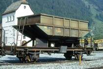 RhB - Fd 8652 am 09.06.1993 in Zernez - Schotterwagen 2-achsig mit 1 offenen Plattform - Baujahr 1954 - FFA - Gewicht 7,85t - Zuladung 16,00t - L�P 7,80m - zul�ssige Geschwindigkeit Aufkleber 70/B km/h - �2=26.01.1990 - Lebenslauf: ex OS3t 8652 - 1969 Fd 8652 - 11/2003 Xc 9412
