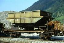 RhB - Fd 8655 am 09.06.1993 in Zernez - Schotterwagen 2-achsig mit 1 offenen Plattform - Baujahr 1954 - FFA - Gewicht 7,82t - Zuladung 16,00t - L�P 7,80m - zul�ssige Geschwindigkeit Aufkleber B/70 km/h - �2=22.12.1989 - Lebenslauf: ex OS3t 8655 - 1969 Fd 8655 - 11/2003 Xc 9415
