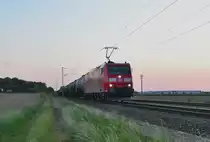 Mit einem Tankzug am Haken kommt am späten Abend des heutigen Tages die 185 046-0 bei Gubberath gen Köln gefahren. 14.5.2018