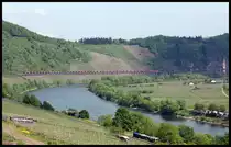 Der lange Heinrich, ein sogenannter bekannter Erzzug auf der Moselstrecke, passt in der gesamten Länge auf den Pündericher Viadukt. Wie man hier sehen kann, ist der Zug am 29.4.2018 um 12.23 Uhr auf der Rückfahrt nach Rotterdam in Richtung Koblenz unterwegs. Zugloks sind zwei E-Loks der Baureihe 189 der DB.