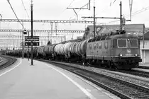 SBB: Langer Kesselwagenzug mit der Re 620 022-4 Suhr in Oensingen am 14. Mai 2018.
Foto: Walter Ruetsch