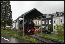 Viele Denkmalloks vergammeln im wahrsten Sinne des Wortes. Das gilt für die 64393 am Bahnhof Konz ganz und gar nicht. Die Lok macht einen sehr guten Eindruck und auch das gesamte Umfeld, welches zu diesem Denkmal gehört, ist sehr gepflegt. Ein Lob den Unterhaltern.